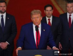 Panik Serangan Balasan Iran Usai Bom Situs Nuklir, Donald Trump Evakuasi Warganya dari Timur Tengah